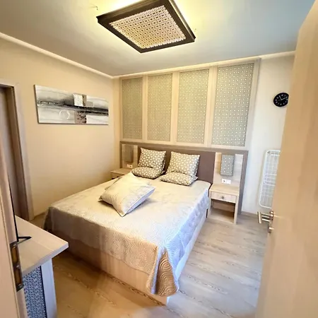 Stylish Park View In Argisht Partez Golden Sands Apartman
